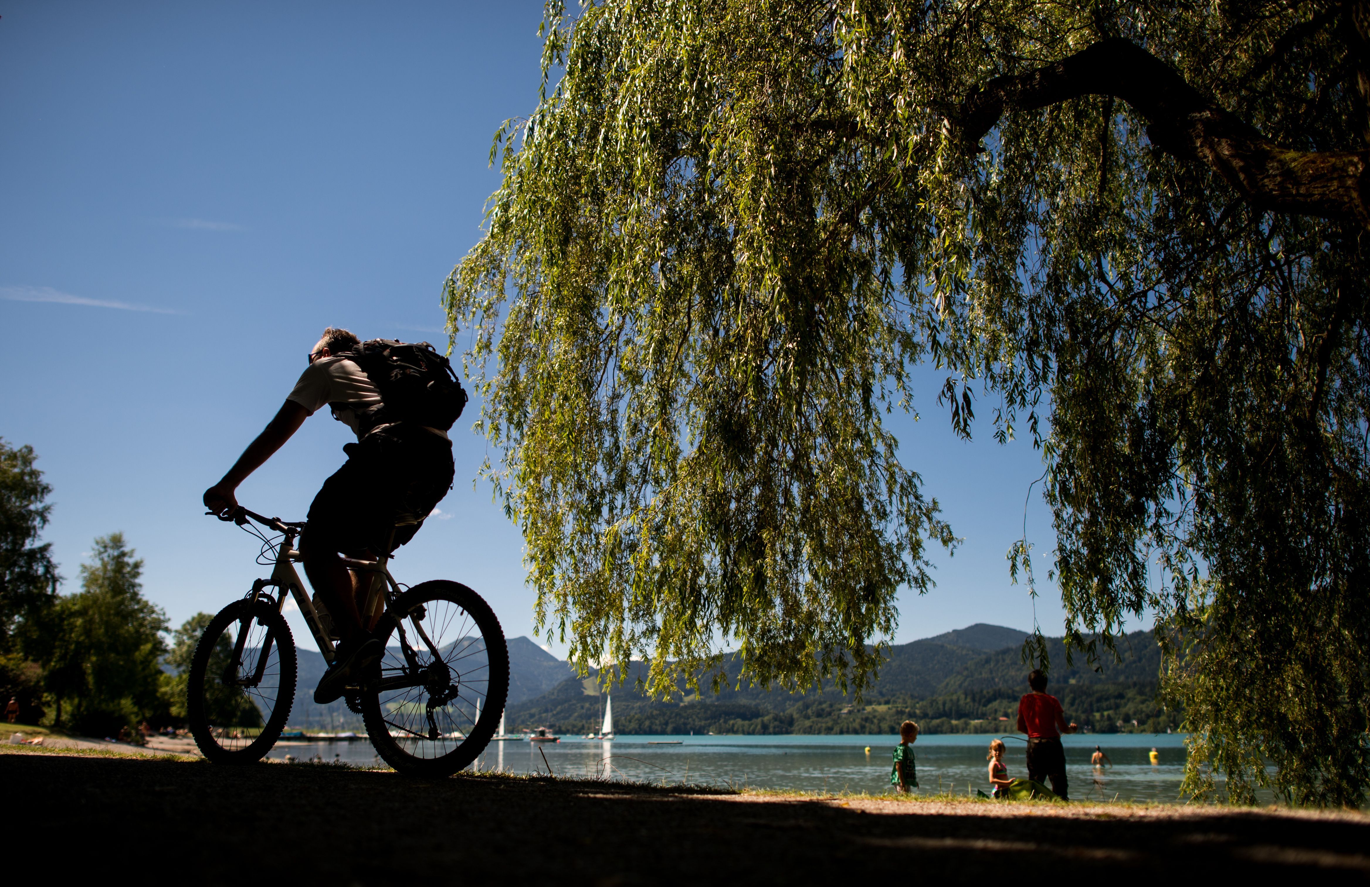 In Gmund am Tegernsee kannst du einen Rundweg entlang fahren. Dieser ist etwa 50 Kilometer lang und zwischendrin kannst du dich auch im See erfrischen.