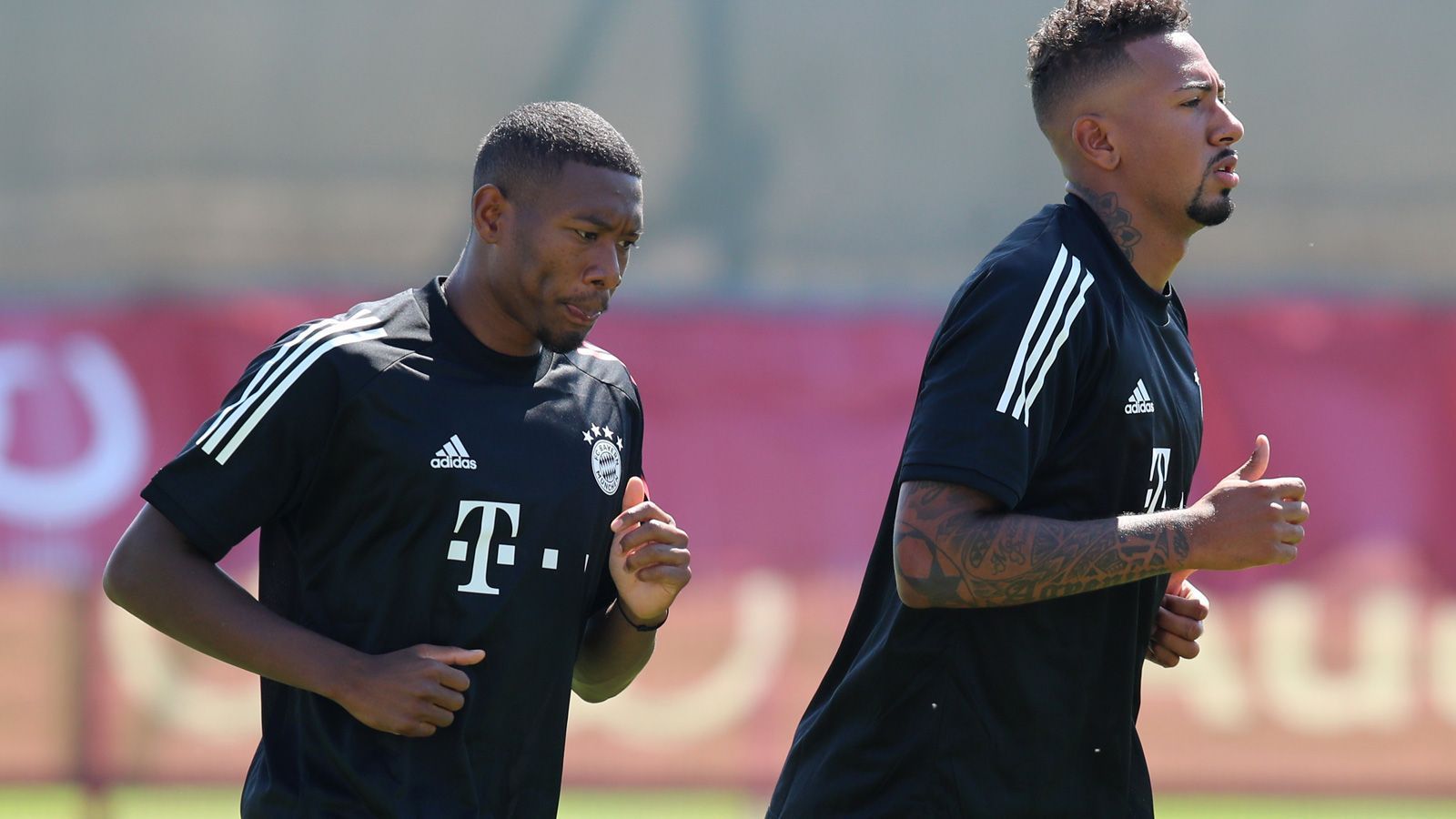 
                <strong>David Alaba und Jerome Boateng</strong><br>
                Um beide Stamm-Innenverteidiger gibt es Wechselgerüchte. Mit Abwehrchef Alaba befinden sich die Bayern in Gesprächen, sollte die Champions League gewonnen werden, könnte der Österreicher mit einer langfristigen und hochdotierten Vertragsverlängerung belohnt werden. Boateng geht in sein letztes Vertragsjahr, der 31-Jährige stand schon mehrfach auf dem Abstellgleis. Nun wollen die Bayern ihn aber halten, um mit Niklas Süle um den Platz neben Alaba zu kämpfen. Für den Weltmeister wäre das kein schlechter Deal, er könnte im Sommer 2021 ablösefrei wechseln.
              