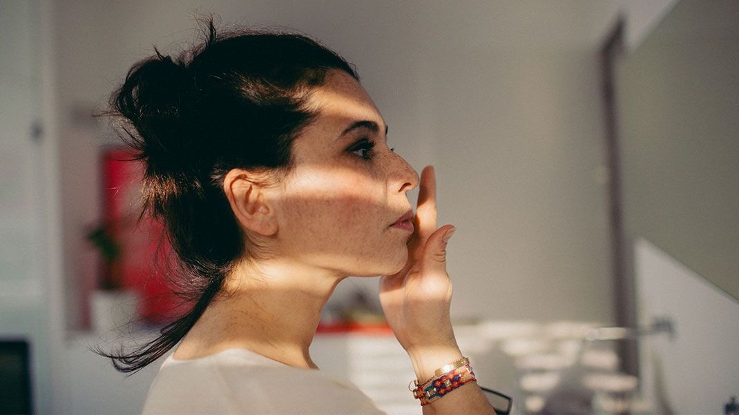 Fake Freckles mit Freckle Pen, Augenbrauenstift oder Liquid Eyeliner zaubern? Wir verraten euch die besten Schmink-Methoden zum Beauty-Trend.