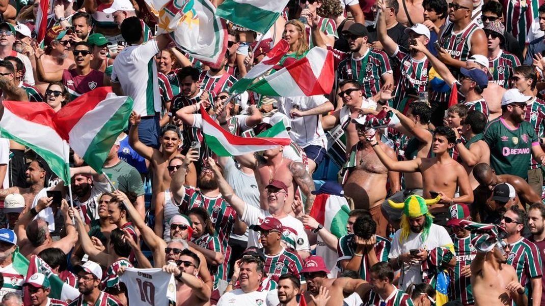 Fans des brasilianischen Vertreters Fluminense FC. Trotz kurzem Anreiseweg, haben viele abgelehnt zur Klub WM zu kommen. Warum? 
