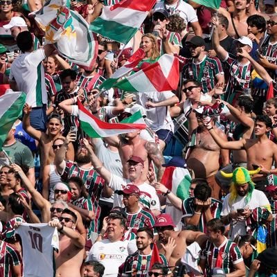 Fans des brasilianischen Vertreters Fluminense FC. Trotz kurzem Anreiseweg, haben viele abgelehnt zur Klub WM zu kommen. Warum? 