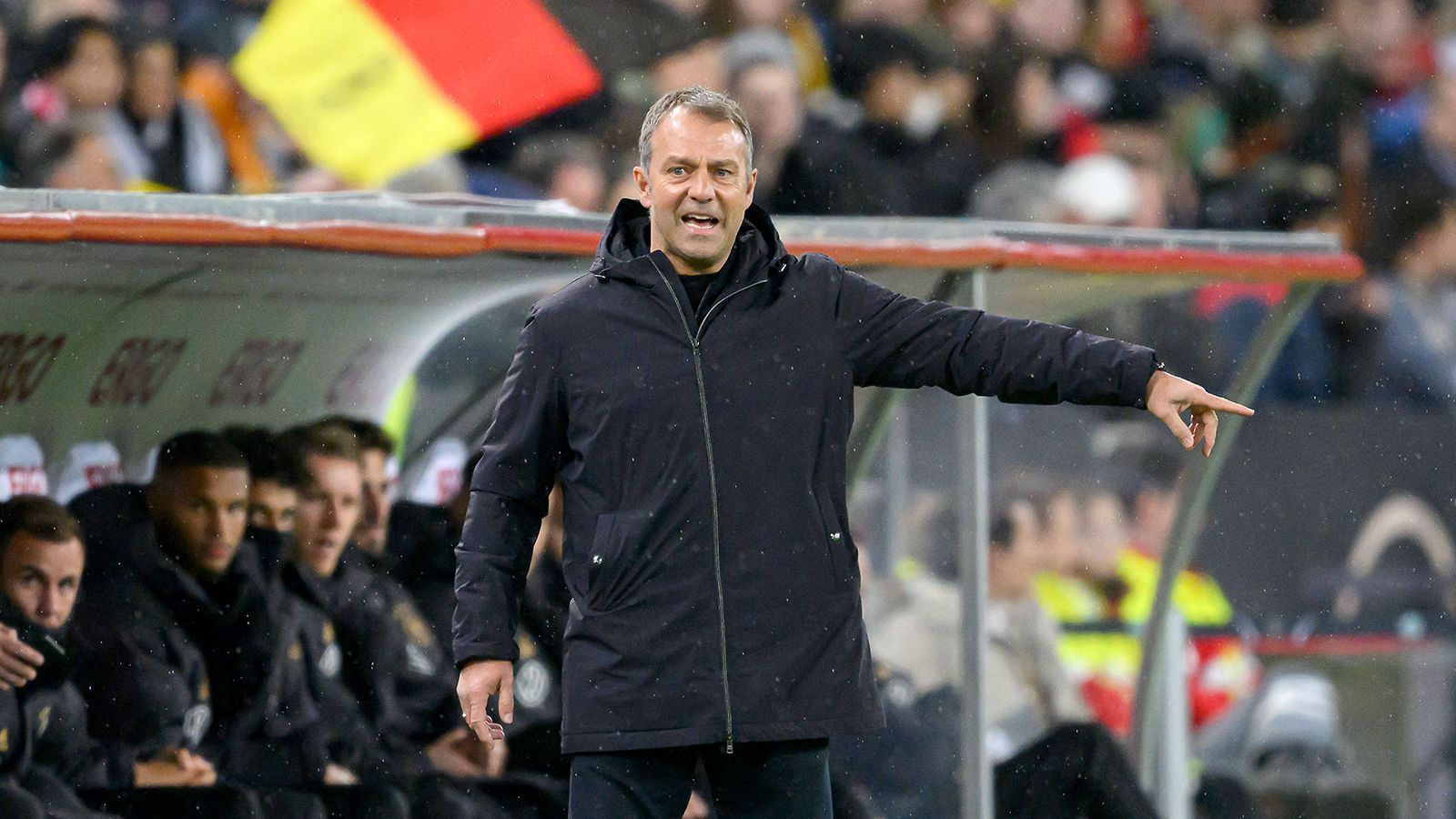 
                <strong>Gewinner und Verlierer </strong><br>
                Für Flick standen defensive Stabilität und die Gewöhnung an das ungewohnte System mit zwei Stürmern im Mittelpunkt. Beides funktionierte mal mehr, mal weniger gut. Auch auf Spielerseite gab es Licht und Schatten. ran zeigt die Gewinner und Verlierer der Länderspiele.
              