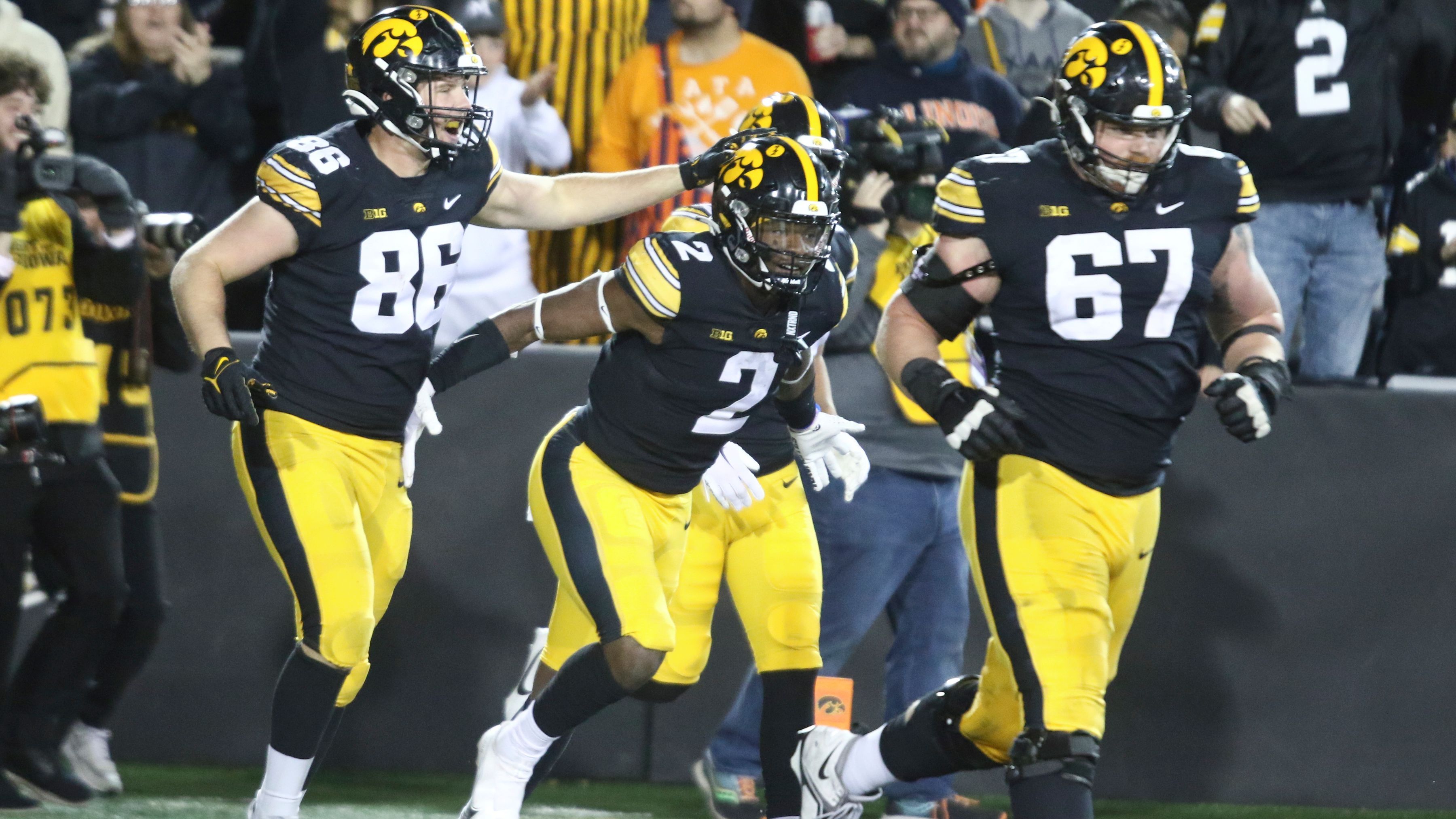 <strong>18. Iowa Hawkeyes (vorher Platz 20) 10-2<br></strong>Den Hawkeyes gelang im letzten Spiel der Regular Season ein knapper 13:10-Sieg über die Nebraska Cornhuskers. Am Wochenende steht eine gewaltige Herausforderung an: das Big-Ten-Finale gegen die auf Position zwei gerankten Michigan Wolverines.&nbsp;