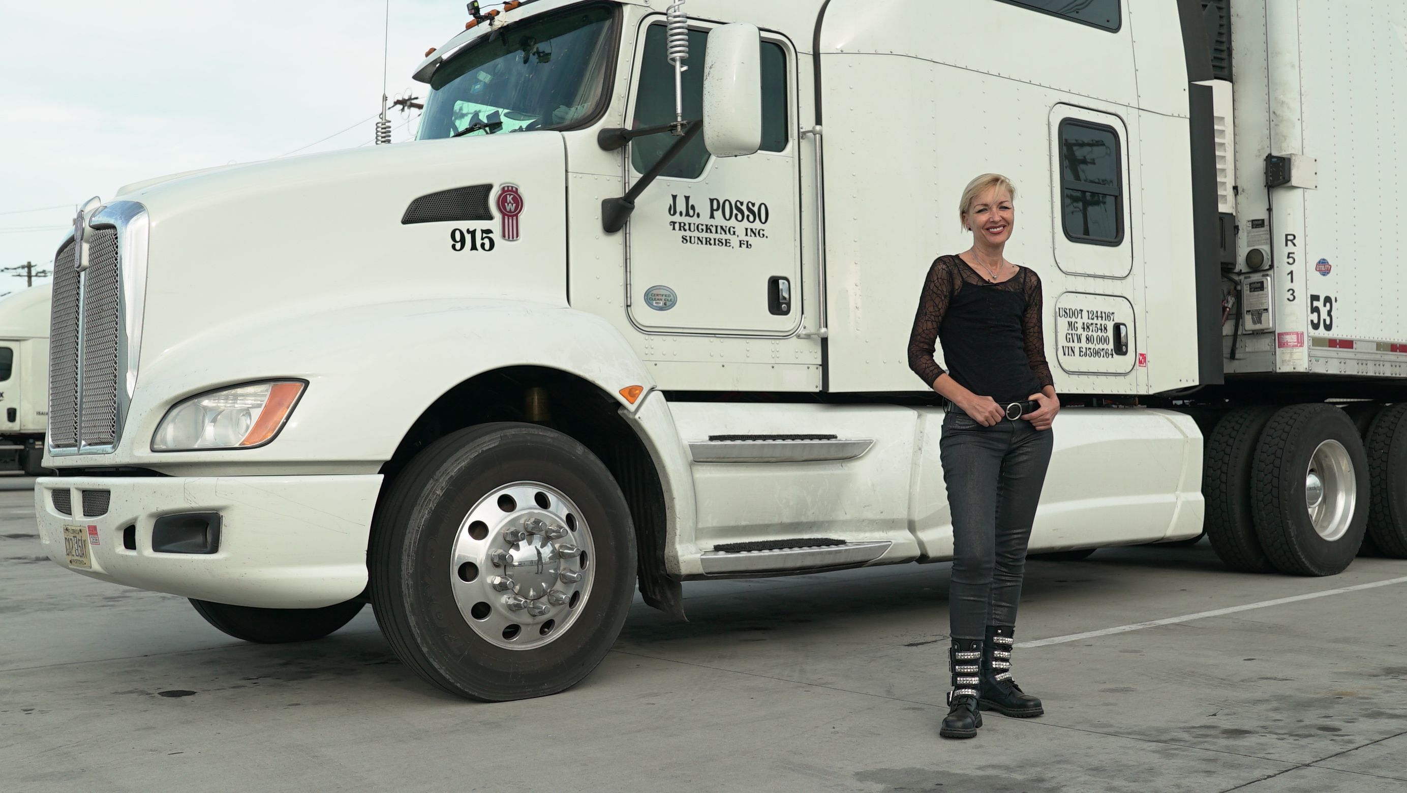 Der Kenworth T660 Studio Sleeper wird mit "Trucker Babe" Brita in Szene gesetzt.