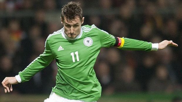 <strong>Miroslav Klose (17 Spiele als Kapitän)</strong><br>
                Insgesamt 17 Mal führte Miroslav Klose die DFB-Elf als Kapitän an. Der Stürmer war während der 13 Jahre jedoch nie der "eigentliche Kapitän", sondern kam "nur" als Vize bzw. Ersatz zum Zuge.
