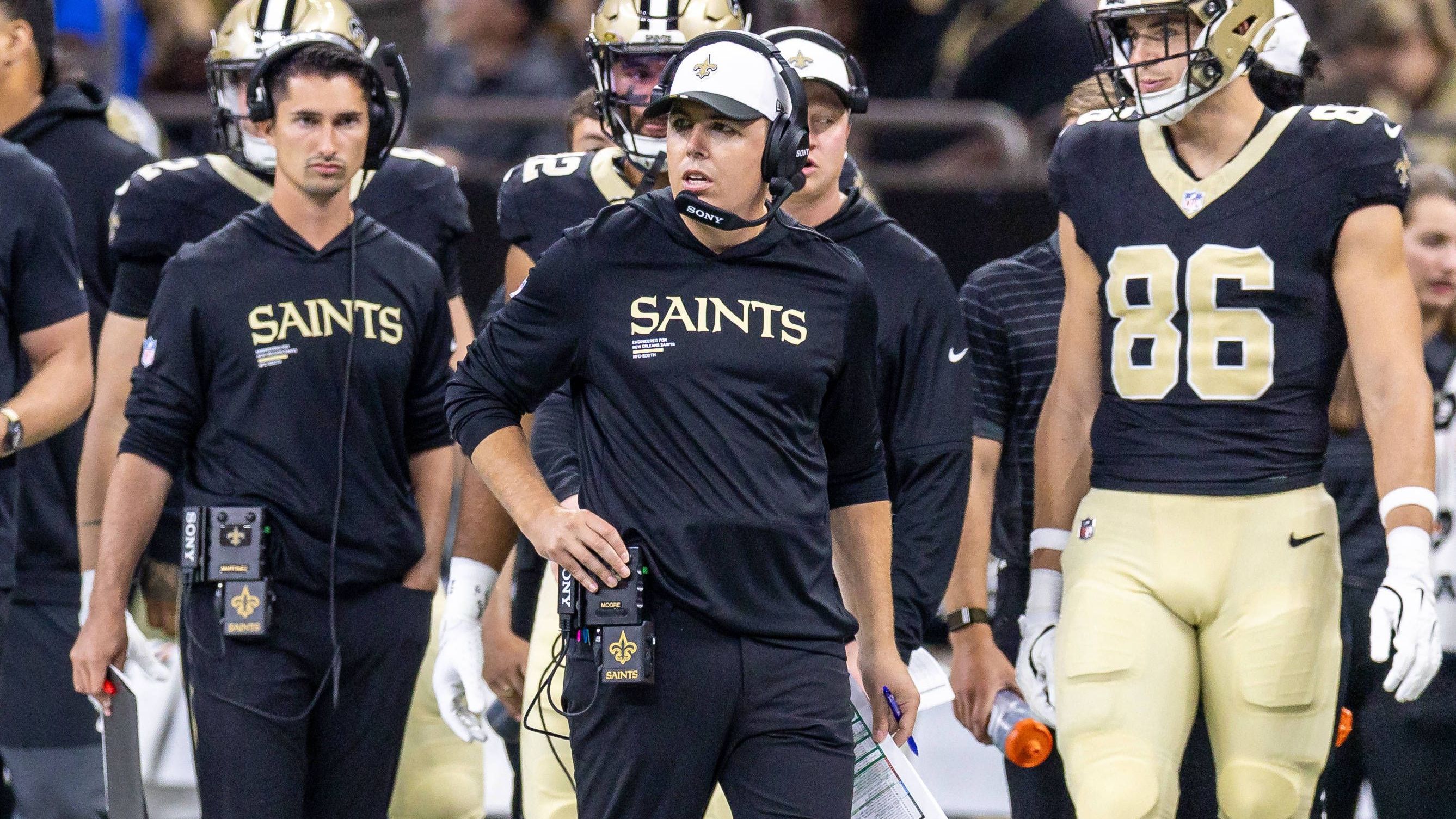 <strong>New Orleans Saints</strong><br>Nochmal für alle: Die Saints haben im Draft Shedeur Sanders in Runde zwei ignoriert, um Tyler Shough zu draften. Derrick Carr beendet verletzungsbedingt seine Karriere und statt Shough hat Spencer Rattler das Rennen um den Starter-Posten gewonnen. Man hat quasi in einem ohnehin schon dünnen Team einen Zweitrundenpick verschwendet. Das ist schlecht geplant. Head Coach Kellen Moore hat einen Trümmerhaufen übernommen, bei dem noch keine klare Richtung zu erkennen ist. Auf den ersten Sieg wartet er zudem auch noch. Sie wirken wie eines der schwächsten Teams der Liga. Bilanz: 0-2-1.<br><strong>Note: 6</strong>