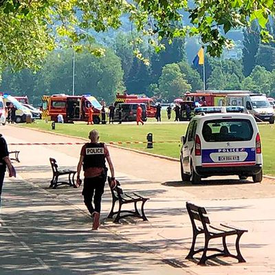 Polizisten und Rettungskräfte gehen nach einem Messerangriff in einem französischen Park zum Tatort. 