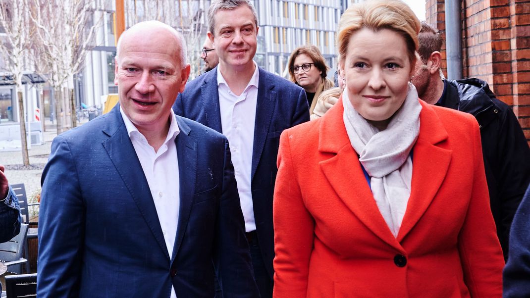 Kai Wegner (l, CDU), Spitzenkandidat und Landesvorsitzender seiner Partei, und Franziska Giffey (r, SPD), Regierende Bürgermeisterin von Berlin, stimmen Koalitionsverhandlungen zu. 