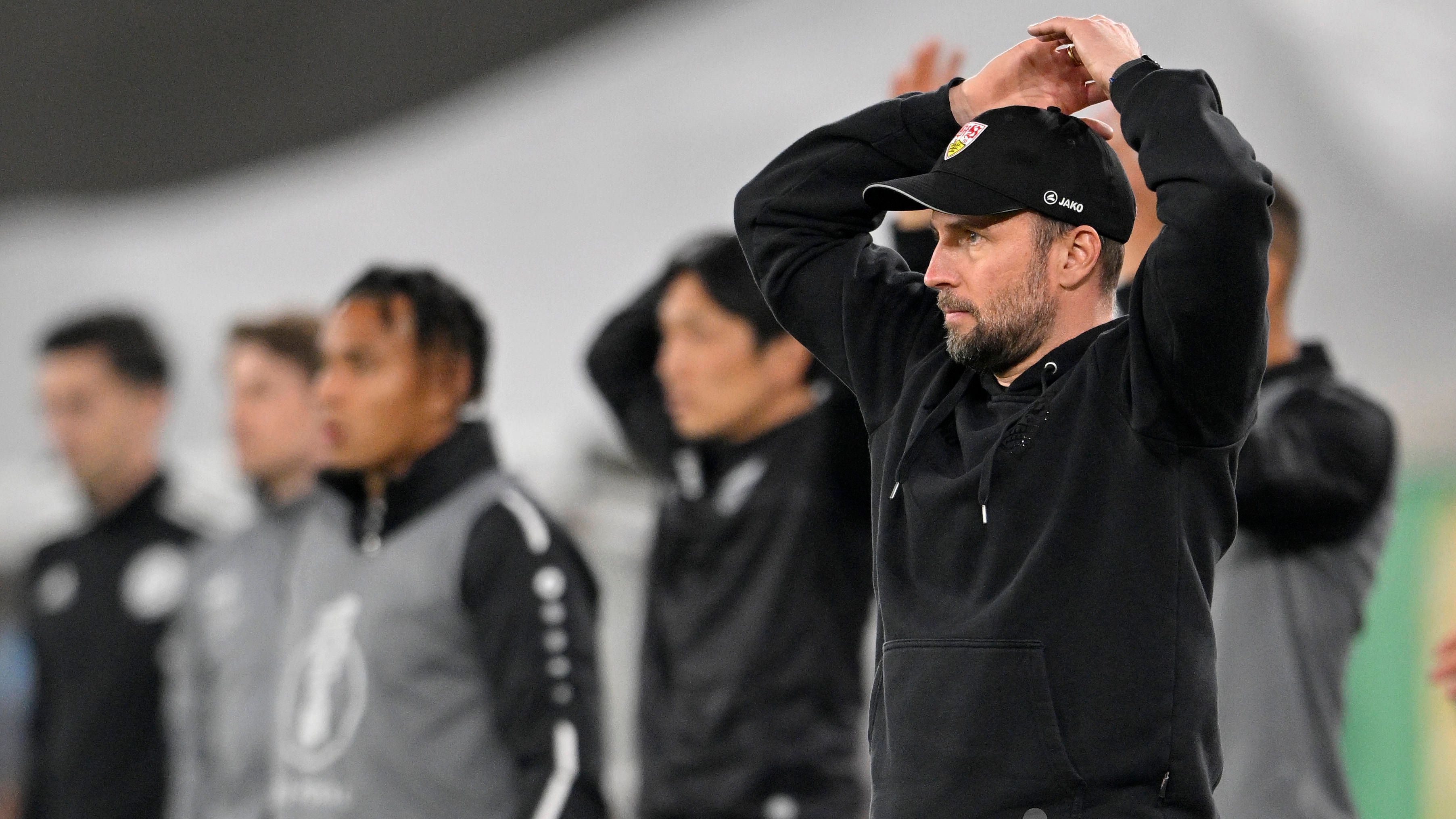 
                <strong>Stuttgart-Trainer Hoeneß kritisiert VAR-Entscheidung</strong><br>
                Für uns ist es schon schwer zu akzeptieren, wie sie entschieden wurde", kritisierte VfB-Trainer Sebastian Hoeneß die Entscheidung gegenüber der "ARD", auch wenn er sie als "tough und schwierig" bezeichnete. Bei "Sky" legte der 40-Jährige dann nochmal nach. Der Ex-Hoffenheim-Coach habe eine solche "Situation schon öfter gesehen", bei der die Entscheidung aber anders ausgefallen ist. Dennoch legte sich Hoeneß fest: "Für mich ist es ein Handspiel."
              