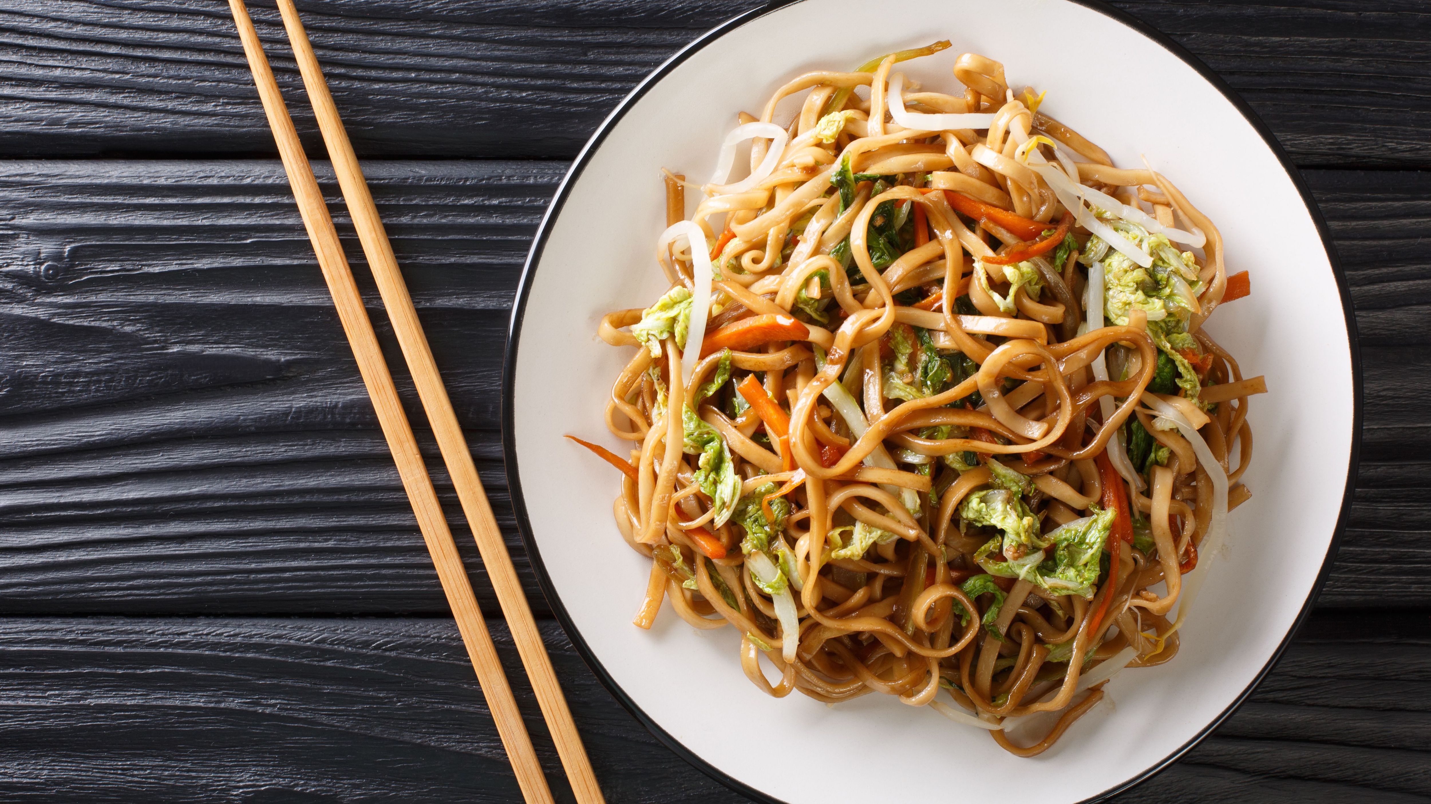 Chinesisches Street-Food: Das schnelle Rezept für knusprige Chow Mein ...