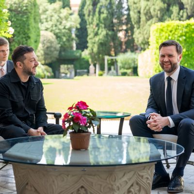 Präsident Selenskyj setzt im Ukraine-Krieg trotz der zögerlichen Haltung von US-Präsident Trump weiter auf die USA als Friedensvermittler. 