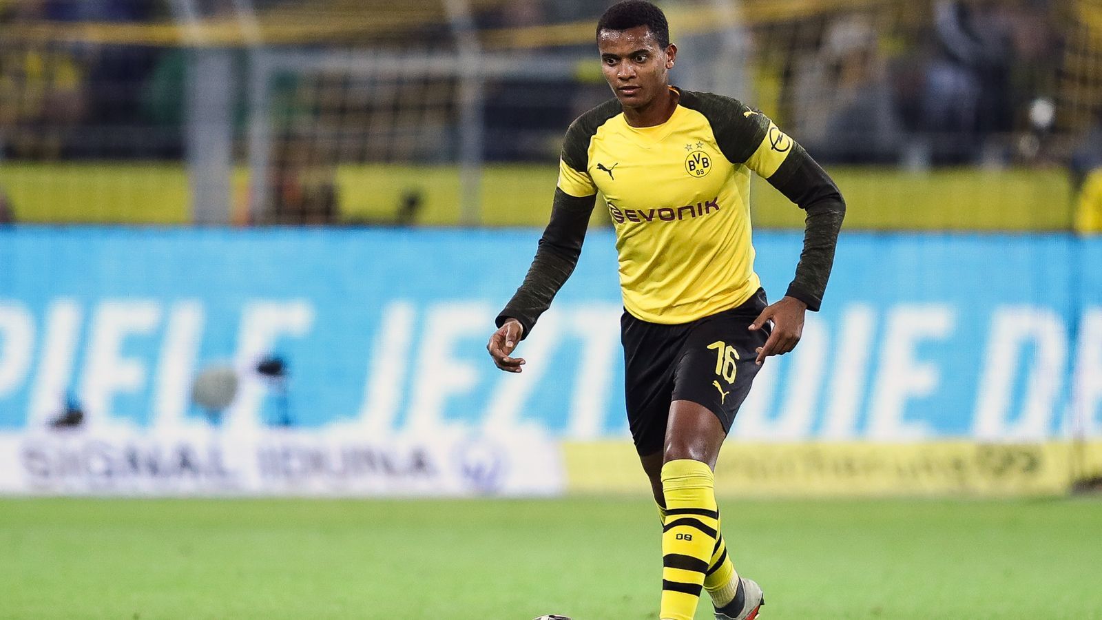 
                <strong>Manuel Akanji (Borussia Dortmund)</strong><br>
                Der Abwehrchef wird froh sein, die Bayern einigermaßen in den Griff bekommen zu haben. Es war immer mal wieder brenzlig im Strafraum, aber das war gegen die Bayern auch (fast) schon zu erwarten. Akanji gewinnt "nur" 70 % seiner Zweikämpfe, ist damit auf einer Stufe mit Jerome Boateng. Aber im Gegensatz zu Boateng wirkt er doch stabiler und kann seine Viererkette vor allem besser organisieren. ran-Note: 3
              