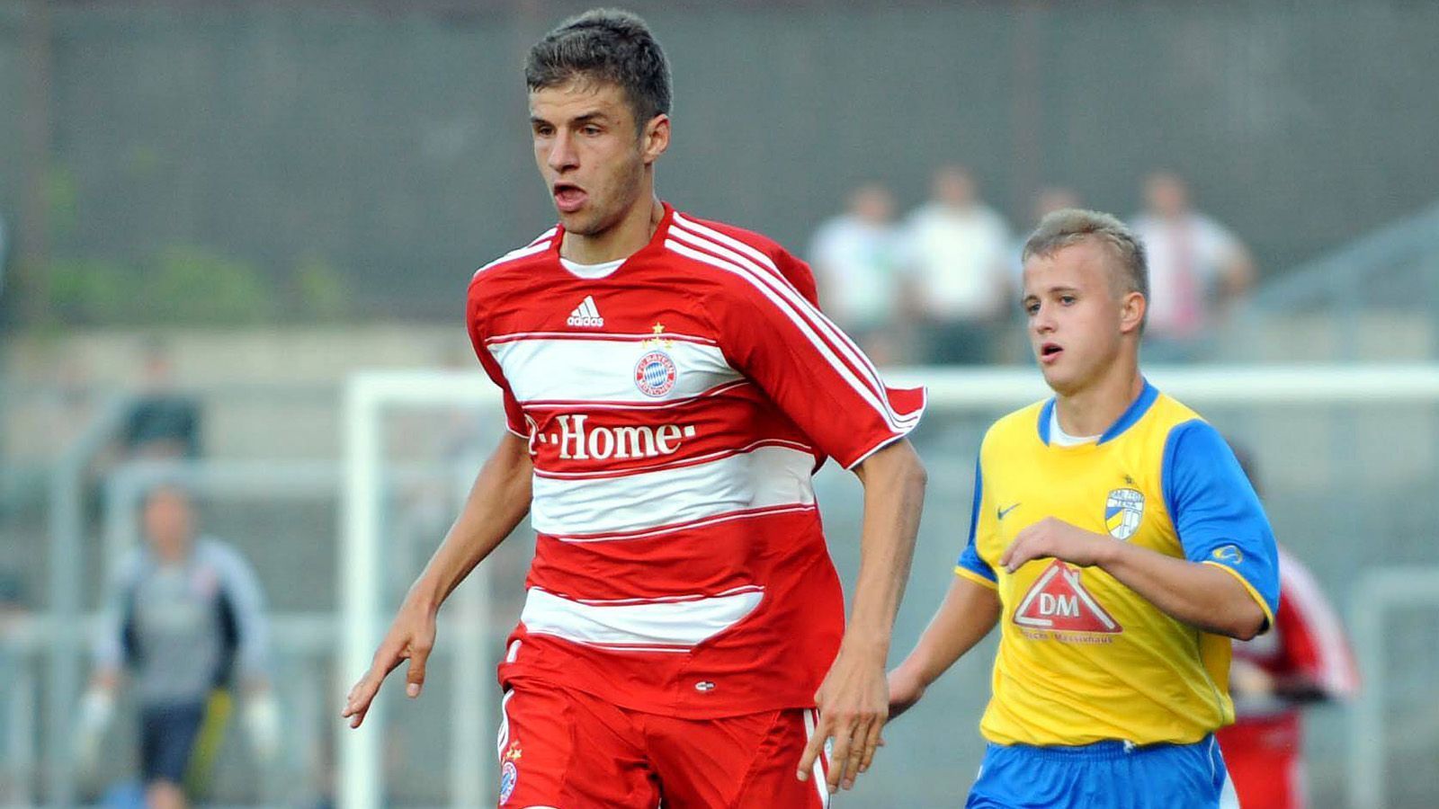 
                <strong>Stürmer: Thomas Müller</strong><br>
                Auch Thomas Müller bewies in der 3. Liga seine Treffsicherheit. Das Eigengewächs des FC Bayern München spielte 2008 / 2009 für deren 2. Mannschaft. In den 32 Drittligaspielen hatte er 15 Tore zu verbuchen. Unter Jürgen Klinsmann gab er im August 2008 sein Bundesligadebüt, entwickelte sich im Jahr darauf unter Louis van Gaal zum Weltklasse-Spieler.    
              