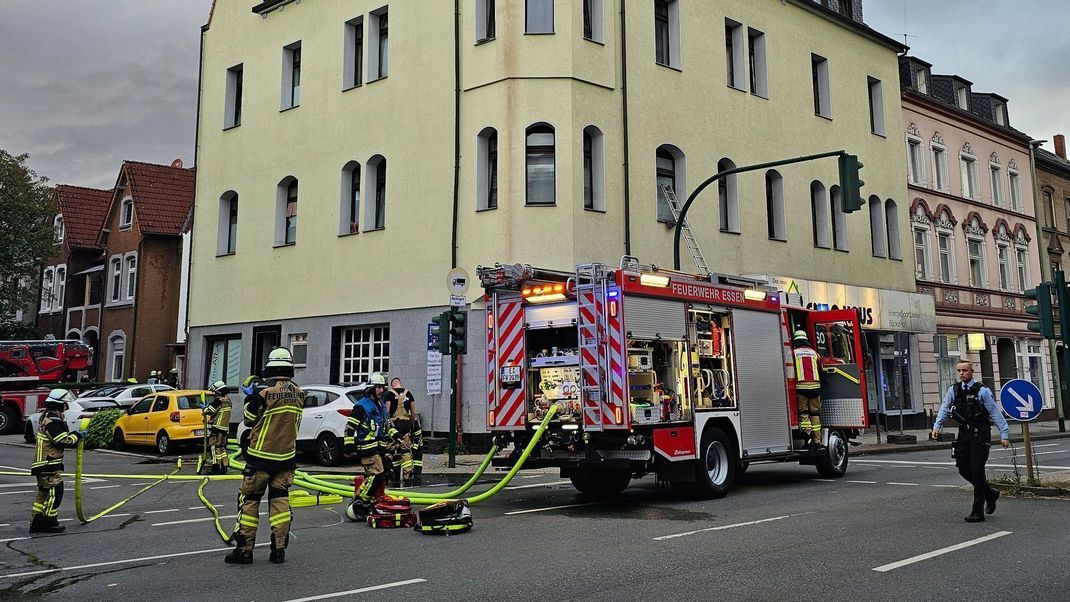 Einsatz der Feuerwehr bei zwei schweren Bränden in Essen, Nordrhein-Westfalen.