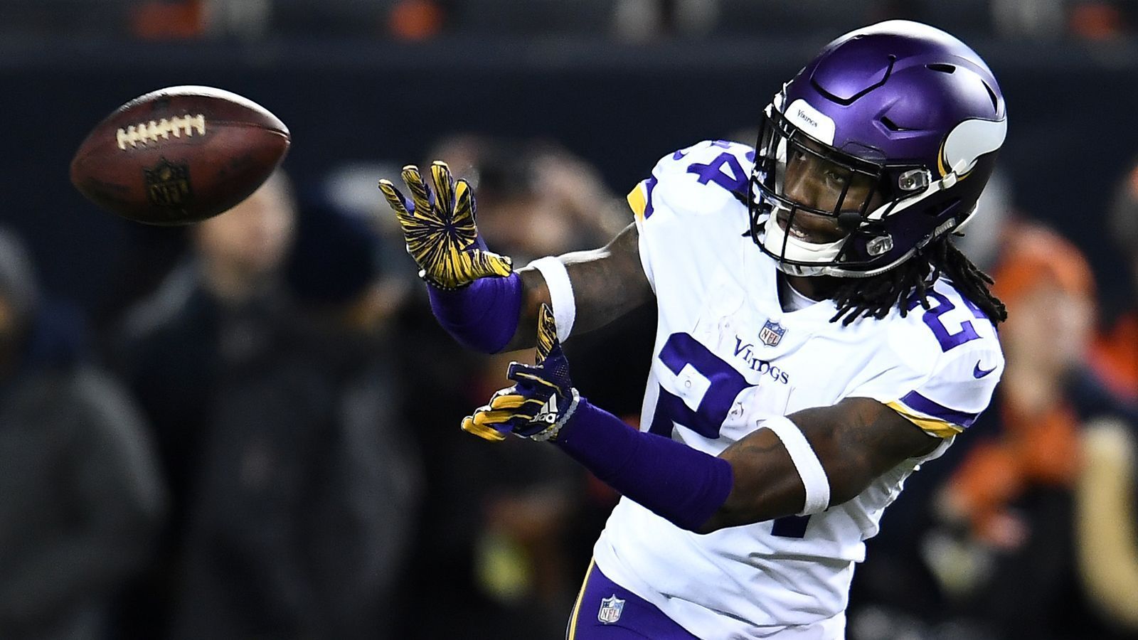 
                <strong>Holton Hill (Minnesota Vikings)</strong><br>
                Holton Hill wurde bereits vor drei Monaten für die ersten vier Spiele der Saison 2019 gesperrt. Die Liga suspendierte den Cornerback der Minnesota Vikings wegen der Einnahme leistungssteigernder Medikamente. Jetzt hat die Liga die Strafe um weitere vier Spiele erhöht. Grund dafür: Hill soll wiederholt illegale Substanzen zu sich genommen haben. Somit verpasst er die ersten acht Spiele. 2018 unterschrieb der 22-Jährige einen Dreijahresvertrag bei den Vikings. Durch die Strafe büßt Hill die Hälfte seines Saison-Gehalts ein. Eine empfindliche Strafe, denn sein Basisgehalt liegt bei 435.882 Dollar.ran.de zeigt weitere Spieler, die zum Saisonauftakt 2019 im September gesperrt sind.
              