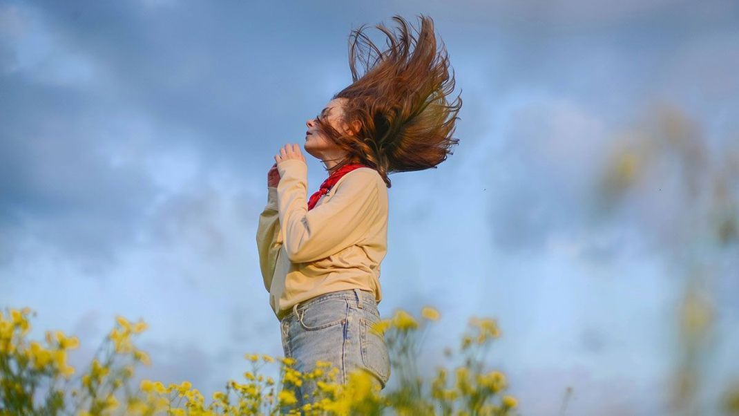 Hazelnut: Ein helles Braun in Haselnuss-Nuancen reiht sich definitiv unter unsere Trend-Haarfarben für den Sommer.