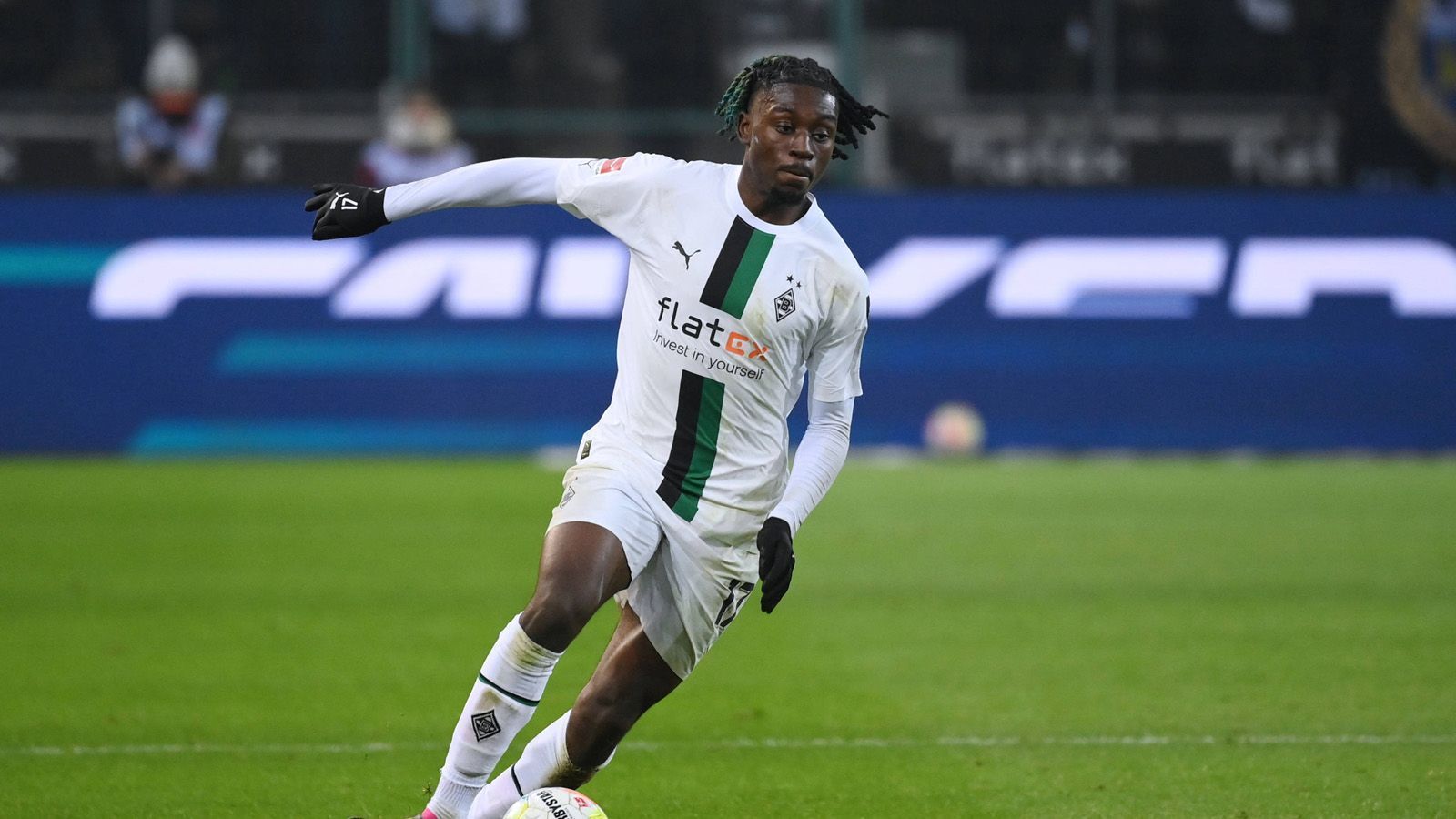 <strong>Borussia Mönchengladbach</strong><br>Bei den Gladbachern steht spätestens im Sommer 2024 der Abgang von Manu Kone an, vielleicht sogar schon im Winter. Entsprechend sollen sich die "Fohlen" schon für die Zukunft rüsten und einen Nachfolger an der Angel haben. Laut "Bild" könnte Joris Chotard vom HSC Montpellier die Kone-Nachfolge antreten. Zudem soll Hannes Wolf gehen, dessen Vertrag im Sommer ausläuft.
