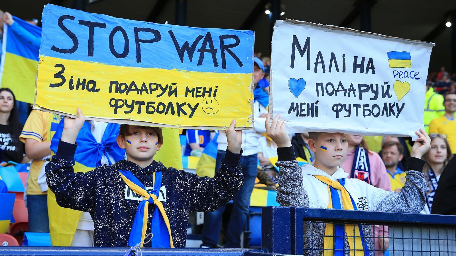 
                <strong>Stop War</strong><br>
                Die Botschaft "Stop War" (Stoppt den Krieg) stand im Hampden Park im Mittelpunkt und war auf zahlreichen Transparenten zu lesen. Seit russische Truppen im Februar 2022 in der Ukraine einmarschierten, mussten Millionen Menschen flüchten.
              