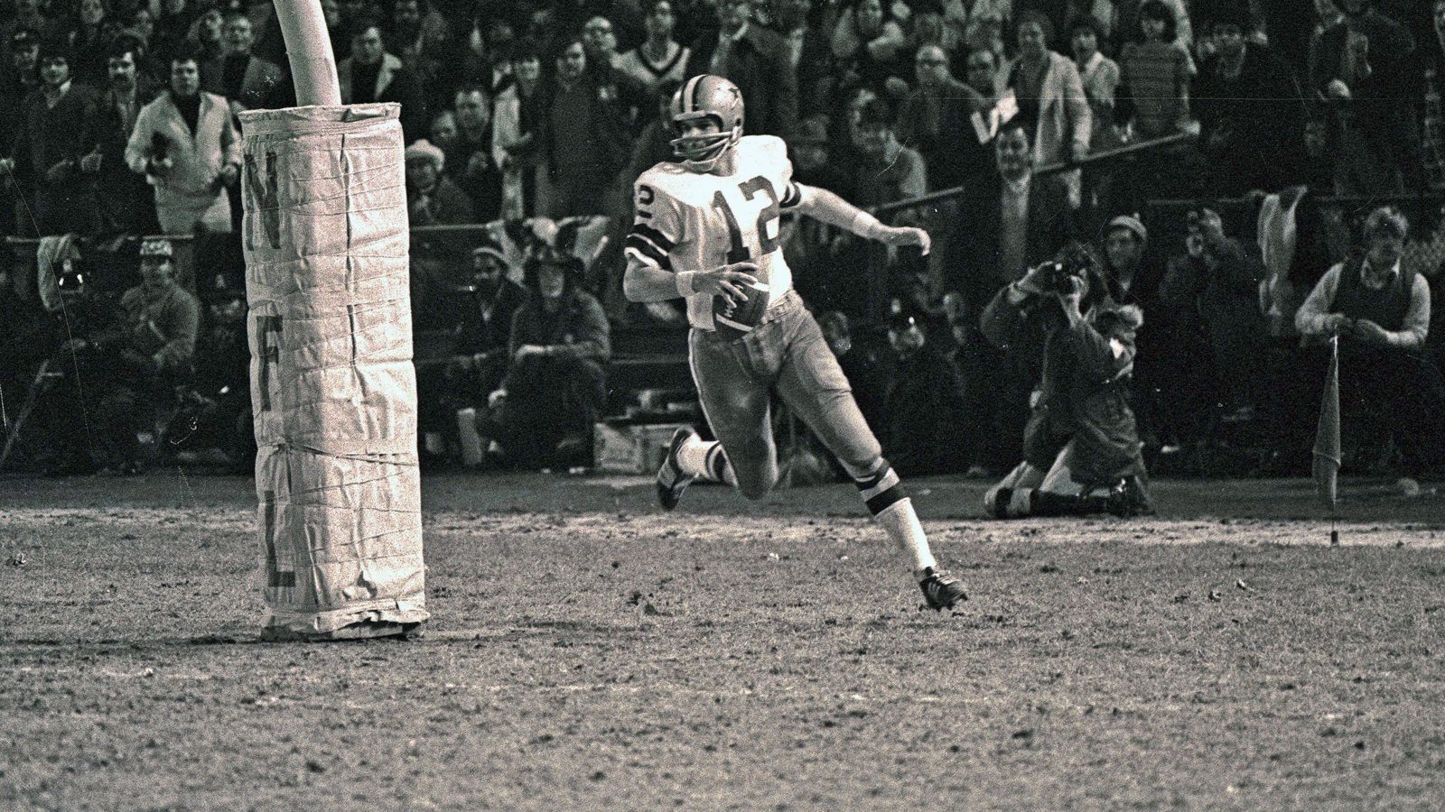 
                <strong>Roger Staubach</strong><br>
                Aktiv: 1969 - 1979Position: QuarterbackTeam: Dallas CowboysErfolge: 2x Super Bowl-Sieger, 6x Pro Bowl, Gewinner der Heisman Trophy
              