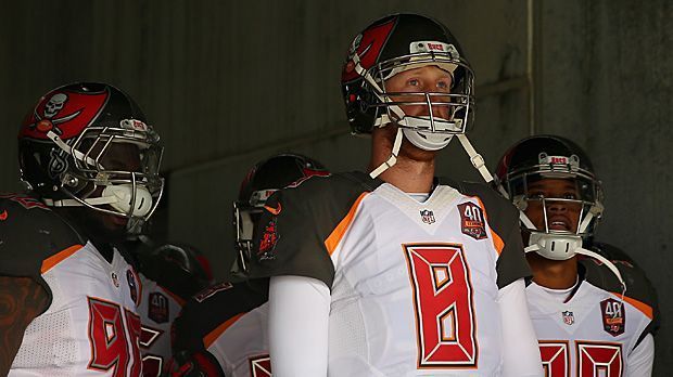 
                <strong>Mike Glennon</strong><br>
                Beim richtigen Angebot wären wohl auch die Tampa Bay Buccaneers bereit, ihren Backup Mike Glennon (Mi.) abzugeben. Der 26-Jährige musste sich in der vergangenen Saison hinter Rookie Jameis Winston anstellen. Die Broncos könnten Glennon einen Weg aus der verfahrenen Situation aufzeigen.
              