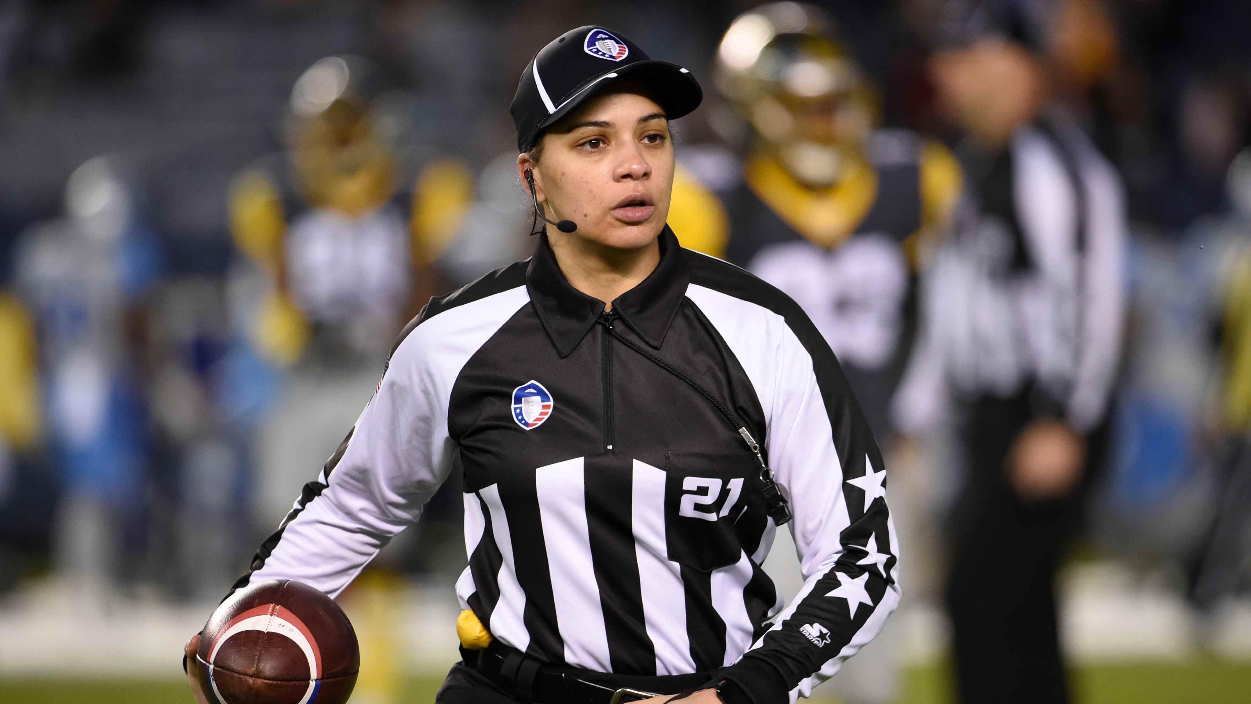 
                <strong>Maia Chaka (Schiedsrichterin) </strong><br>
                Als erste afroamerikanische Frau der Liga-Historie wurde Maia Chaka in den offiziellen Schiedsrichter-Stab der NFL für die Saison 2021 berufen. "Ich fühle mich sehr geehrt", sagte Chaka in einem Statement: "Doch dies ist viel mehr als nur eine persönliche Errungenschaft. Es ist eine Auszeichnung für alle Frauen, für meine Community und meine Kultur." Die Schiedsrichterin fungierte bislang auf College-Level und wurde nun für ihre guten Leistungen befördert. "Maia ist die Wegbereiterin als erste afroamerikanische Schiedsrichterin und hilft dabei, Frauen auf dem Football-Feld als normal anzusehen", sagte Troy Vincent Sr., NFL Executive Vice President of Football Operations.
              