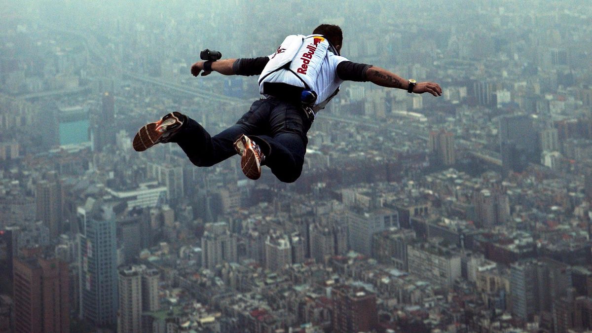 2007: Der österreichische Base-Jumper Felix Baumgartner springt vom höchsten fertiggestellten Gebäude der Welt, dem 509 Meter hohen Wolkenkratzer Taipeh 101.
