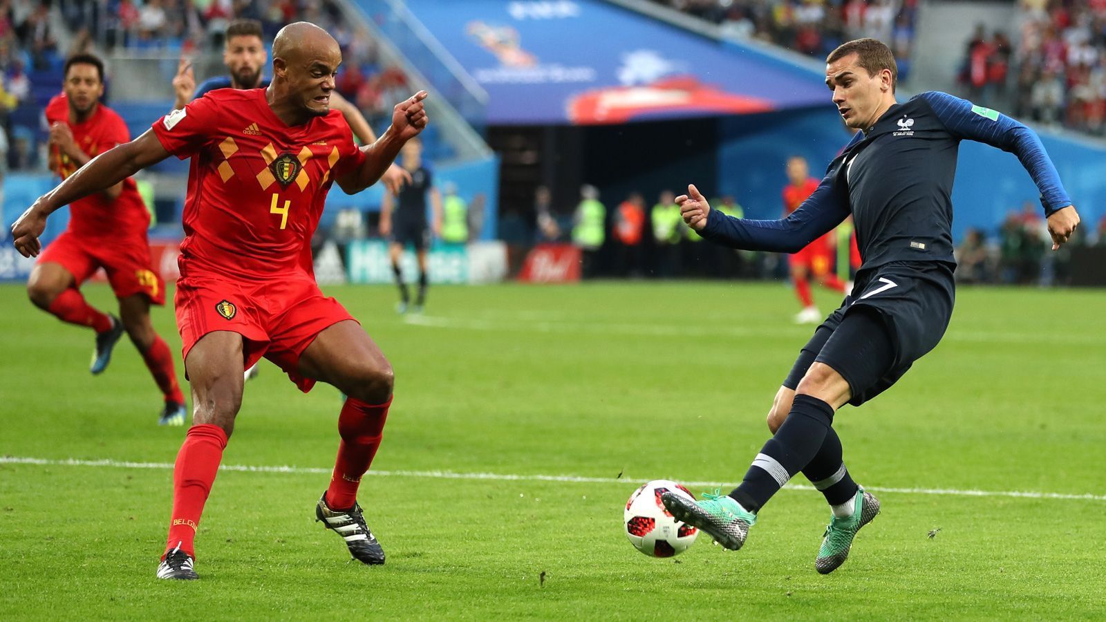 
                <strong>Vincent Kompany</strong><br>
                Kompany zeigt sich in den meisten Szenen gewohnt souverän, leistet sich aber im Spielaufbau einige Fehlpässe. Folgerichtig läuft der meist über seine beiden Verteidiger-Kollegen. Hätte mit seiner Erfahrung das Team im Rückstand vielleicht etwas besser führen müssen. ran-Note: 3
              