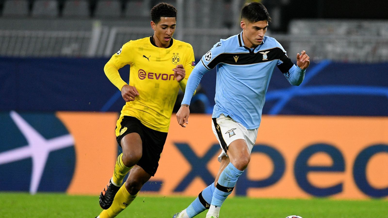 
                <strong>Jude Bellingham</strong><br>
                Für den jungen Engländer gibt es einen Blitzstart gegen Lazio. Schon in der Anfangsminute kommt Bellingham zu einer Schussgelegenheit, die abgeblockt wird. Generell ist der Teenager in der Anfangsphase sehr umtriebig im Mittelfeld der Dortmunder und legt einmal mehr eine Talentprobe auf höchstem, europäischem Niveau ab. Kurz vor dem Ende wird er durch Routinier Witsel ersetzt. ran-Note: 3
              