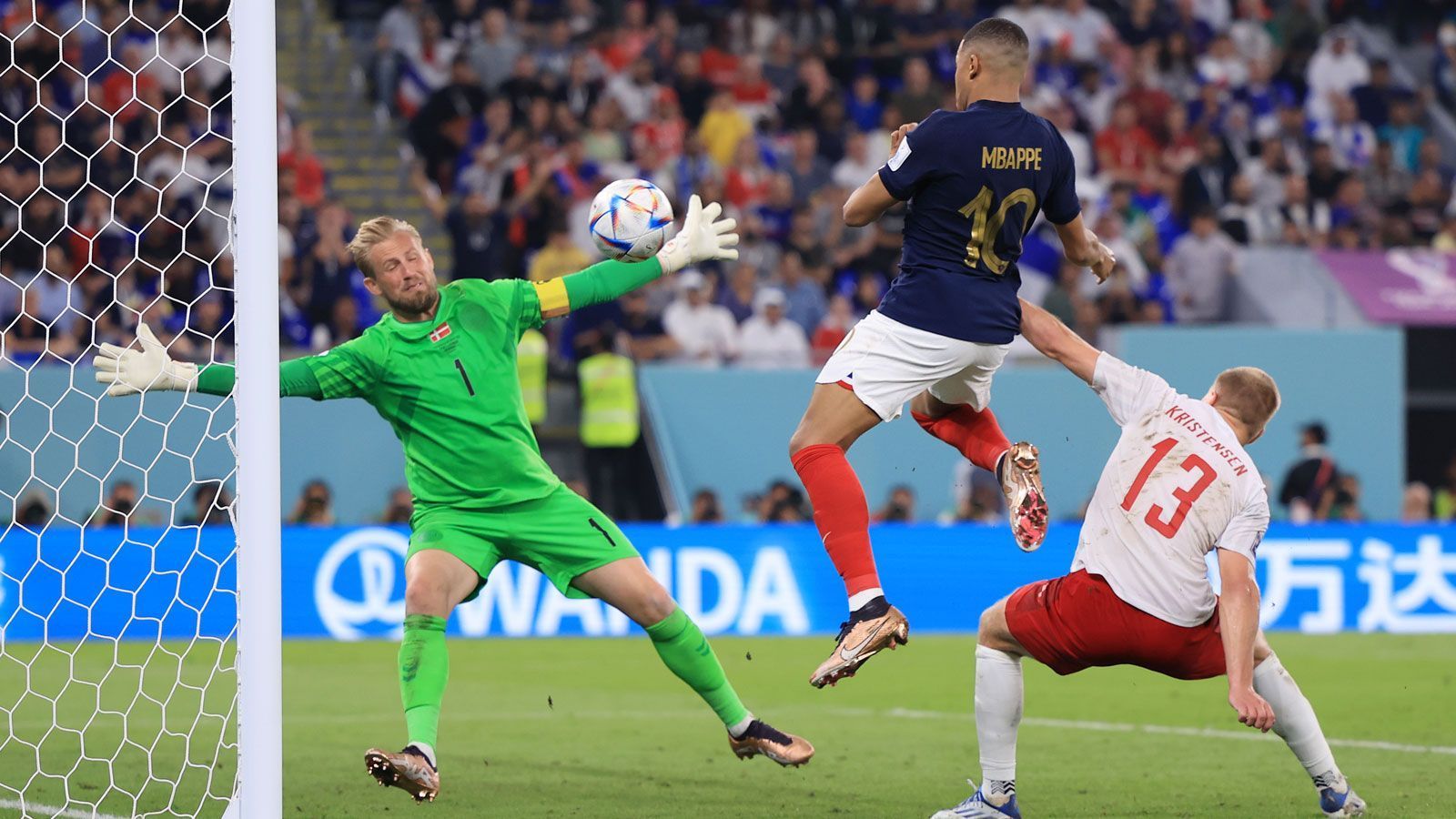 
                <strong>Nächstes Mbappe-Tor - per Oberschenkel</strong><br>
                Der Lohn für seine starke Leistung: In der 86. Minute vollendet Mbappe eine Griezmann-Flanke von der rechten Seite am langen Pfosten aus kurzer Distanz mit dem rechten Oberschenkel. Einmal mehr rastet die "Grande Nation" aus.
              