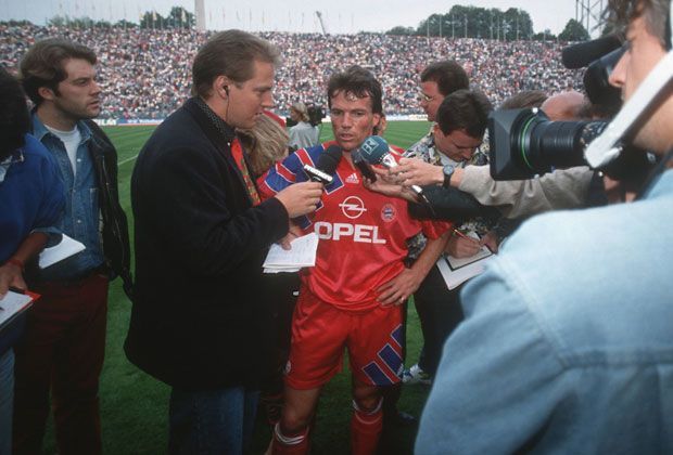 
                <strong>Lothar Matthäus (FC Bayern)</strong><br>
                Nach seiner ersten Station bei den Bayern (1984 bis 1988) kehrt Matthäus nach vier Jahren Inter Mailand an die Isar zurück. Bis 2000 bleibt er den Münchnern treu, kommt aber fortan als Libero zum Einsatz und büßt daher seine Torgefahr ein.
              