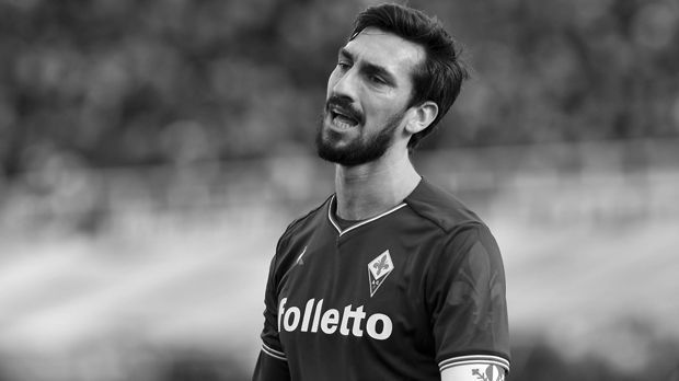 
                <strong>Davide Astori</strong><br>
                Der aktuellste Fall von viel zu jung verstorbenen Fußballern betrifft den Italiener Davide Astori vom AC Florenz. Am 4. März 2018 wurde er bisherige Kapitän, wenige Stunden vor dem Spiel bei Udinese Calcio, tot in einem Hotelzimmer aufgefunden. Laut Medienberichten wird vermutet, dass Astori an plötzlichem Herzstillstand im Schlaf verstorben ist. Eine Autopsie soll Aufschluss über die tatsächliche Todesursache geben.
              