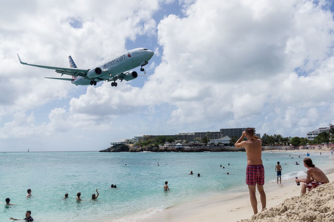 Achtung, Tiefflieger! Am Maho Beach auf der Insel Sint Maarten kommst du riesigen Flugzeugen so nah, wie es nur geht. Aufgrund der direkten Lage zum Princess Juliana International Airport sind aufregende Fotomotive garantiert.