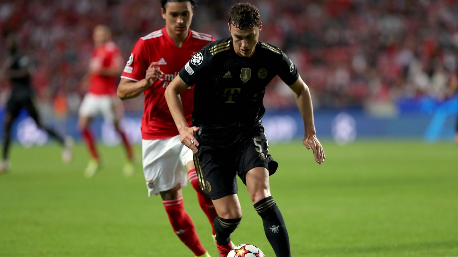 
                <strong>Benjamin Pavard</strong><br>
                Kehrt nach seiner Sperre in der Bundesliga auf die rechte Außenverteidigerposition zurück. Interpretiert seine Rolle sehr offensiv, leistet sich dabei in der ersten Halbzeit aber zu viele Schlampigkeiten. Offensiv kommt über seine Seite kaum etwas. Einzige sehenswerte Aktion in der 35. Minute: eine schöne Flanke in den Strafraum, die Coman per Kopf aber nicht verwerten kann. Wird in der 66. Minute für Gnabry ausgewechselt. ran-Note: 4
              