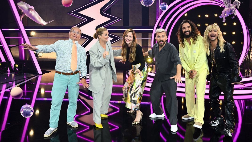 "Die Superduper Show" 2024: In Folge 1 begrüßt Katrin Bauerfeind (3. v. l.) Wigald Boning, Annette Frier, Edin Hasanovic sowie Tom und Bill Kaulitz.