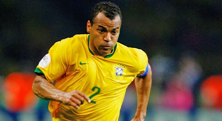 
                <strong>Abwehr: Cafu</strong><br>
                Titz: "Viele werden jetzt sagen: Philipp Lahm. Aber für mich ist der Brasilianer Cafu auf der rechten Außenverteidigerposition gesetzt. Er spielte sehr elegant und prägte die Interpretation dieser Position nachhaltig."
              