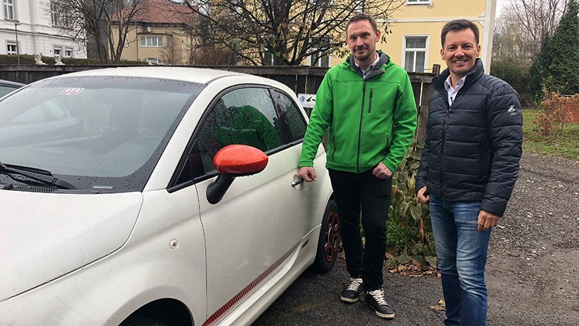 Andreas Angerer aus Kapfenberg engagiert sich sehr für eine saubere Umwelt. Aus diesem Grund möchte er sein altes Benzin-Auto verkaufen und auf ein neues, modernes E-Auto umsteigen. Er sucht im Internet und findet ein Inserat, in dem sein Traum-Auto angepriesen wird: einen Fiat 500e . Einziges Problem: das Auto hat nur polnische Zulassungspapiere.