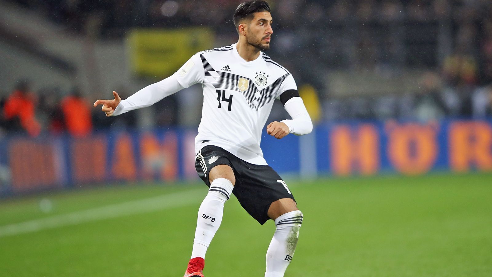 
                <strong>Defensives Mittelfeld: Emre Can</strong><br>
                In den vergangenen Länderspielen hatte Joachim Löw auf den Juve-Profi verzichtet, gegen die Niederlande durfte er endlich wieder auf dem Feld stehen und belohnte seinen Startelf-Einsatz mit ein paar Glanztaten. Zugegeben: Ihm unterliefen auch Patzer (etwa einen schwerwiegenden Ballverlust in der 26. Minute), doch Emre Can würde durch seine eher defensive Grundausrichtung eine gute Alternative als Sechser darstellen. 
              