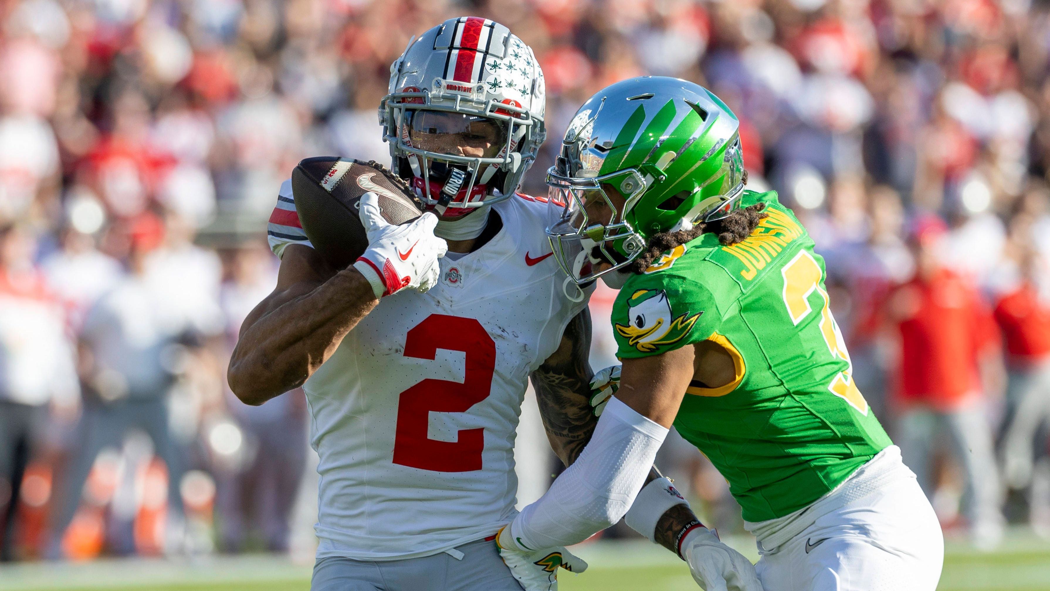 <strong>Emeka Egbuka (Ohio State Buckeyes)</strong><br>Die <a data-li-document-ref="449786" href="https://www.ran.de/sports/nfl-draft-order2025-nach-der1-playoff-runde-picks1-bis24-stehen-fest-449786">Green Bay Packers draften an Stelle 23 im kommenden Draft</a>. Die allerbesten Athleten sind da schon weg, aber großes Talent findet man dort immer noch. Emeka Egbuka zum Beispiel. Der Receiver der Ohio State Buckeyes ist vor allem im Slot eine Waffe und unheimlich agil. Nachteil wäre nur: Er würde aus der Receiver-Gruppe der Packers eine Vorschule machen, er wäre der nächste blutjunge Spieler.