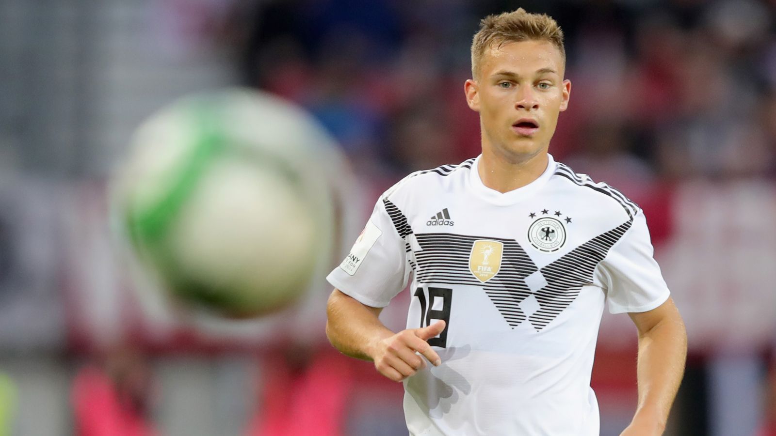 
                <strong>Joshua Kimmich</strong><br>
                Auch wenn Kimmich in den vergangenen Wochen etwas überspielt wirkte, führt an dem Bayern-Verteidiger bei der WM kein Weg vorbei. Mit seinem Vorwärtsdrang und seiner Genauigkeit bei Pässen und Flanken kann der 23-Jährige eine Waffe gegen das erwartete mexikanische Bollwerk werden.
              