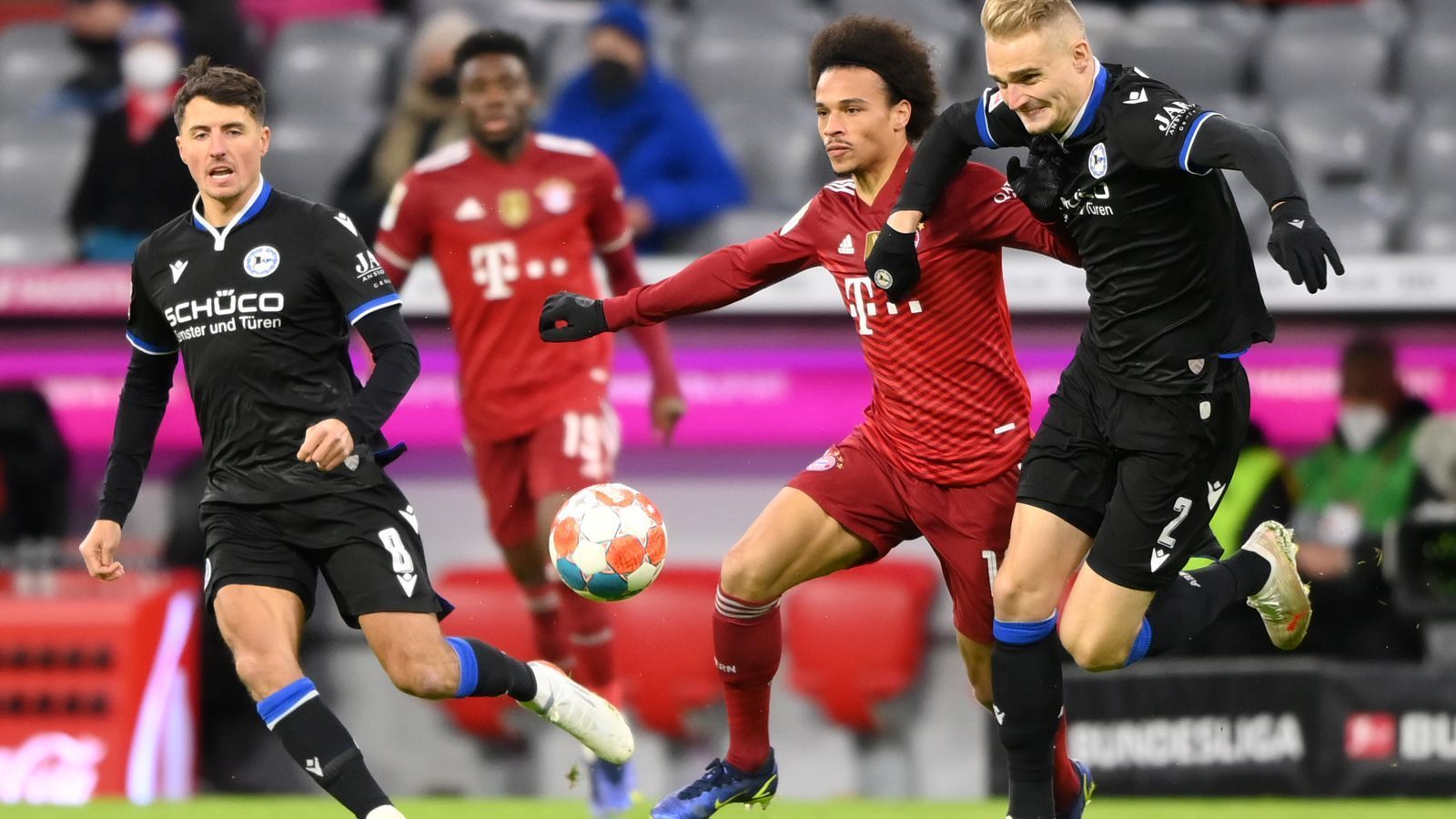 
                <strong>Leroy Sane</strong><br>
                Einer der auffälligsten Bayern-Spieler. Allein seiner Körpersprache sieht man an, dass er sich mittlerweile angekommen fühlt. Leitet in der 5. Minute bereits die erste Chance der Münchner ein, als er schön auf Müller zurücklegt. Fasst sich kurz darauf aus der zweiten Reihe selbst ein Herz, scheitert aus rund 20 Metern dabei am starken Ortega. Schaltet sich in nahezu jeden Eingriff mit ein. Hat in der 58. Minute dann die Führung auf dem Fuß, als er nach einer Flanke von rechts zentral per Volley zum Abschluss kommt, der Ball aber am linken Pfosten vorbeirauscht. Belohnt sich in der 71. Minute nach hervorragender Vorarbeit von Joker Musiala selbst und trifft zum 1:0. Darf unmittelbar danach in den verdienten Feierabend. ran-Note: 1
              