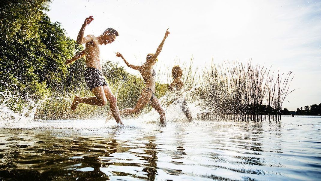 Ein Sprung ins Wasser an warmen Sommertagen – das ist schön! Warum du auf wasserlose Produkte in deiner Körper- und Pflegeroutine setzen solltest, liest du im Artikel. 