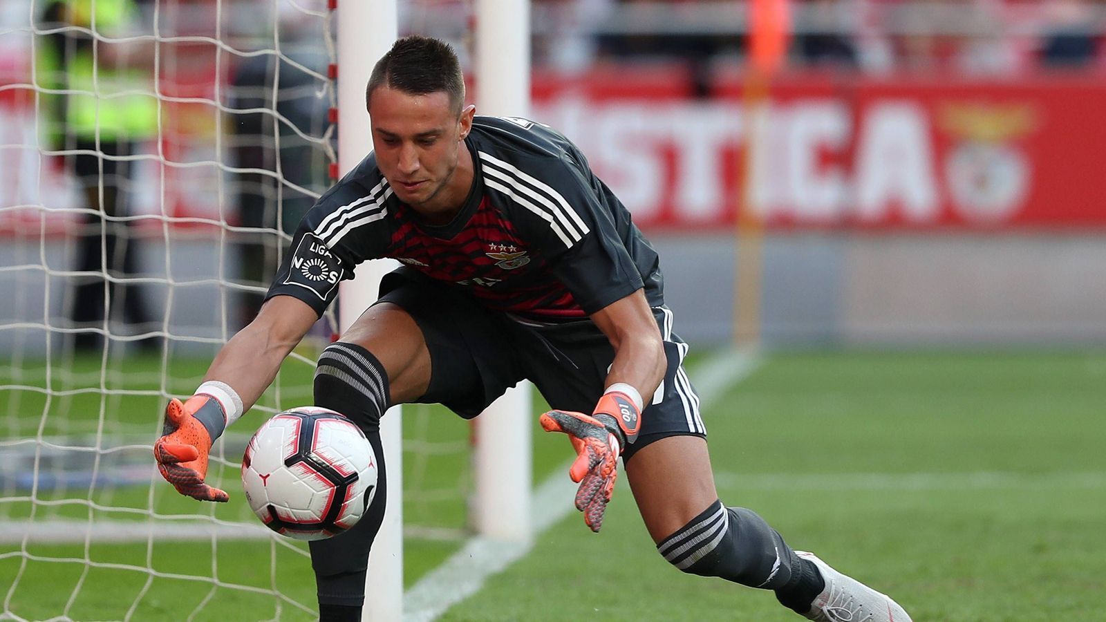 
                <strong>Oddiseas Vlachodimos (Benfica Lissabon)</strong><br>
                Für den VfB Stuttgart lief der Keeper dreimal in der Bundesliga auf. Im Europacup kam er mit acht Einsätzen noch häufiger zum Zug. Mit Benfica Lissabon empfängt der 24-Jährige in der Gruppe E zum Auftakt Bayern München, danach warten AEK Athen und Ajax Amsterdam.
              