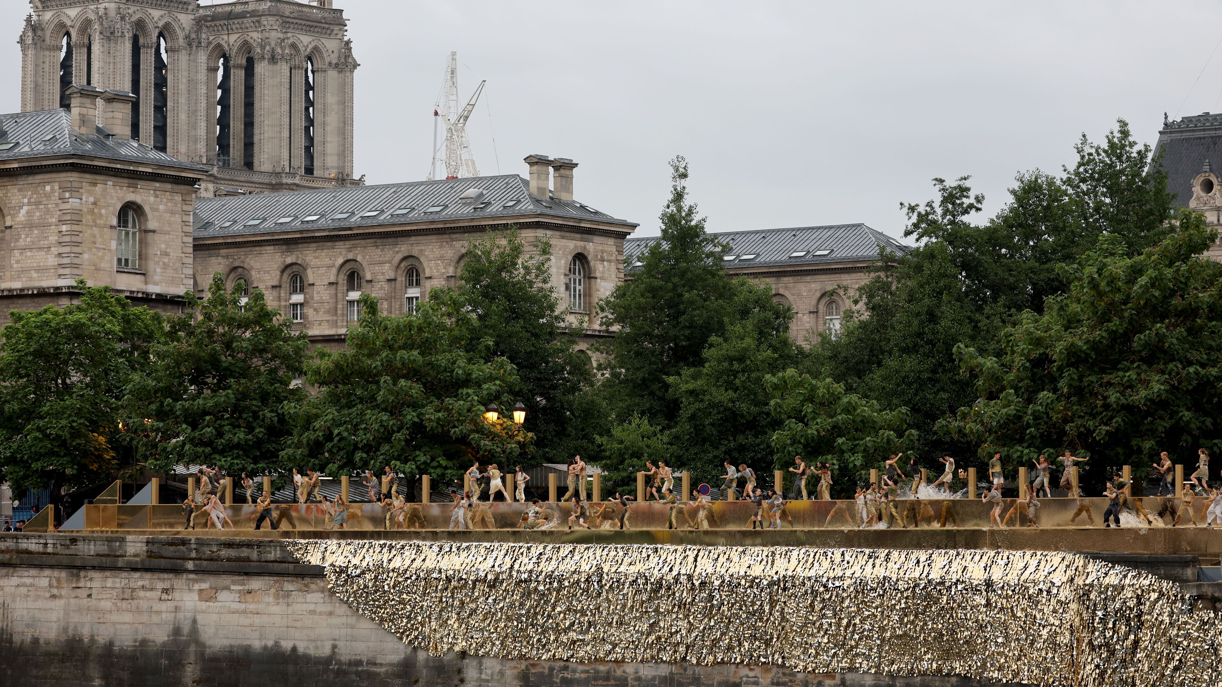 <strong>Olympia 2024: Die besten Bilder der Eröffnungsfeier in Paris</strong><br>Spektakuläre Tanzeinlage vor der Kathedrale Notre-Dame.