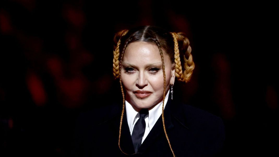 Ein renommierter Beauty-Doc knüpft sich Madonnas Gesicht vor und verrät, welche Eingriffe die Sängerin laut seiner Meinung im Gesicht hatte.
