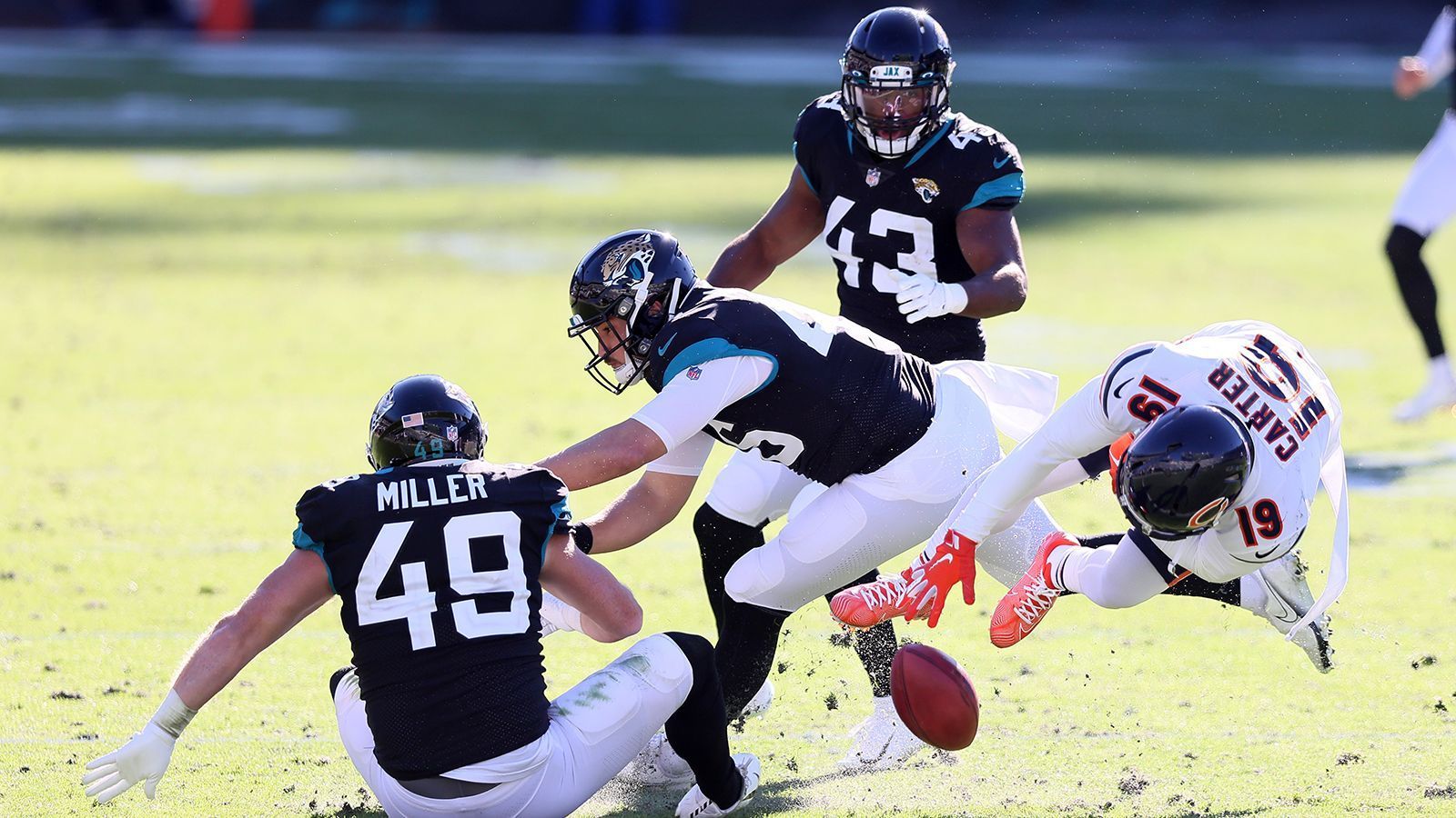
                <strong>Gewinner: Jaguars verlieren und gewinnen dennoch</strong><br>
                Eine 17:41-Klatsche gegen die Chicago Bears, und trotzdem haben die Jacksonville Jaguars Grund zum Jubeln: Durch den zweiten Saisonsieg der New York Jets können die Jaguars den letzten Platz im NFL Ranking und damit den ersten Platz in der Draft Order nicht mehr verlieren. Zwischendurch jubelten die Jaguars-Fans sogar bei gegnerischen Touchdowns, um den First-Overall-Pick im Draft 2021 gebührend zu feiern. Aller Voraussicht nach geht kein Weg an Clemson-Quarterback Trevor Lawrence vorbei, der als sicherer Nummer-1-Pick gehandelt wird.
              