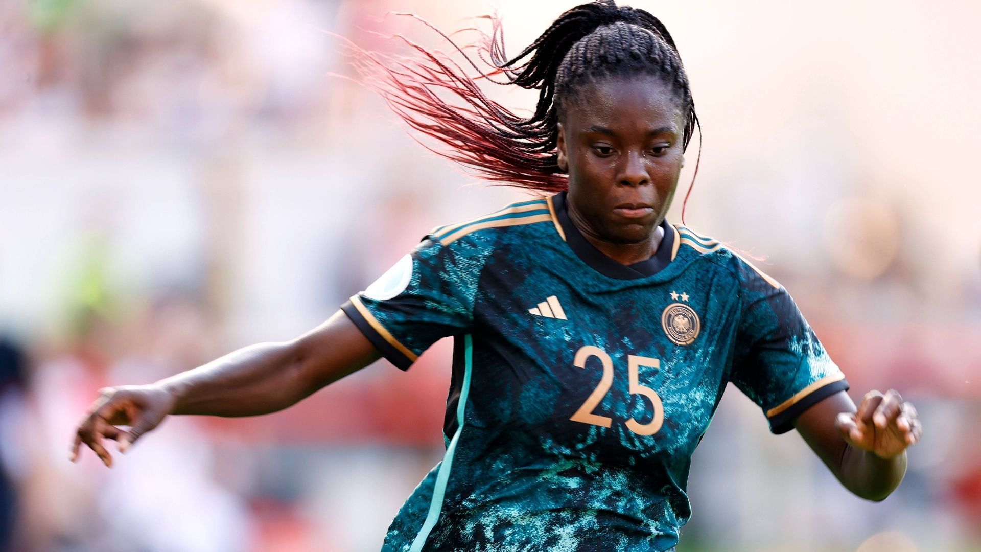 
                <strong>Nicole Anyomi</strong><br>
                &#x2022; <strong>Position: </strong>Mittelfeld/Angriff<br>&#x2022; <strong>Verein: </strong>Eintracht Frankfurt<br>&#x2022; <strong>Trikotnummer: </strong><br>&#x2022; <strong>Alter: </strong><br>&#x2022; <strong>Länderspiele: </strong><br>&#x2022; <strong>Länderspiel-Tore: </strong><br>
              