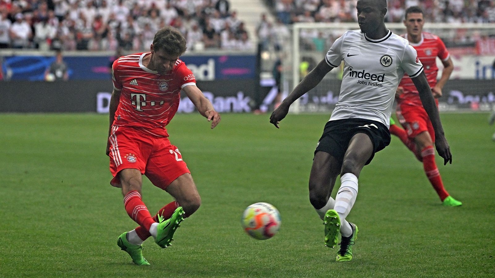 
                <strong>Thomas Müller</strong><br>
                Der ständige Unruheherd.Ist auf dem Feld überall zu finden, hat viele Ballkontakte und sorgt zu jeder Zeit für Torgefahr. Scheitert in der 24. Minute nach einem mustergültigen Zuspiel von Serge Gnabry aus kürzester Distanz am Pfosten. Ein Fauxpas, der ihm so eher selten passiert. Zeichnet sich dafür als Vorbereiter aus. Toller Auftritt des Bayern im Bayern-Trikot. ran-Note: 2
              