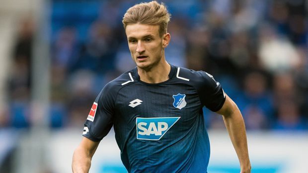 
                <strong>Innenverteidiger - Stefan Posch (1899 Hoffenheim)</strong><br>
                Seit der 20-jährige Stefan Posch im Sommer 2015 vom österreichischen Erstligisten Admira Wacker Mödling zu den Kraichgauern wechselte, wurde er dort im Nachwuchs bzw. der zweiten Mannschaft ausgebildet. In der laufenden Saison startet der 20-Jährige nun so richtig durch bei den 1899-Profis. Trotz namhafter Konkurrenz setzt Trainer Nagelsmann großes Vertrauen in den Innenverteidiger und lässt zu seinen Gunsten Routiniers wie Ermin Bicakcic regelmäßig auf der Bank. Neben Erfahrungen in der Bundesliga durfte das Abwehrtalent auch in der Europa League ran.
              