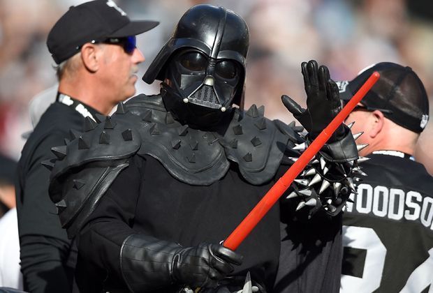 
                <strong>Oakland Raiders - Buffalo Bills 26:24</strong><br>
                Und das Böse obsiegt. Zumindest, wenn man diesen Raiders-Fan in einem Darth-Vader-Kostüm als das Böse bezeichnet.
              