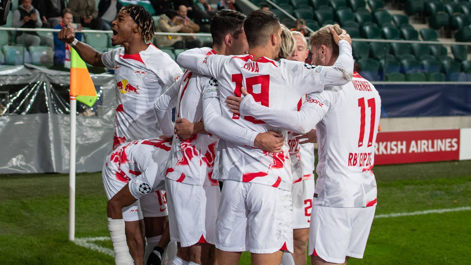 
                <strong>Platz 12: RB Leipzig (Deutschland)</strong><br>
                Lange sah es wirklich nicht gut um das Weiterkommen von RB Leipzig in der Champions League aus. Nach Niederlagen gegen Donezk und Real Madrid schien das Achtelfinale in weite Ferne gerückt. RB jedoch raffte sich unter Neu-Trainer Rose auf, bezwang nicht nur Real zu Hause sensationell, sondern auch Donezk im entscheidenden Spiel um Platz zwei souverän. Die Leipziger gehen mit Aufwind ins Achtelfinale.
              